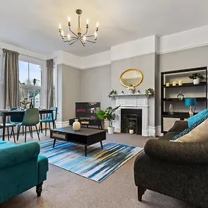 Parea Living - Leytonstone, 2-bedroom Serviced Apartment, Free Parking, Remote Working , London United Kingdom